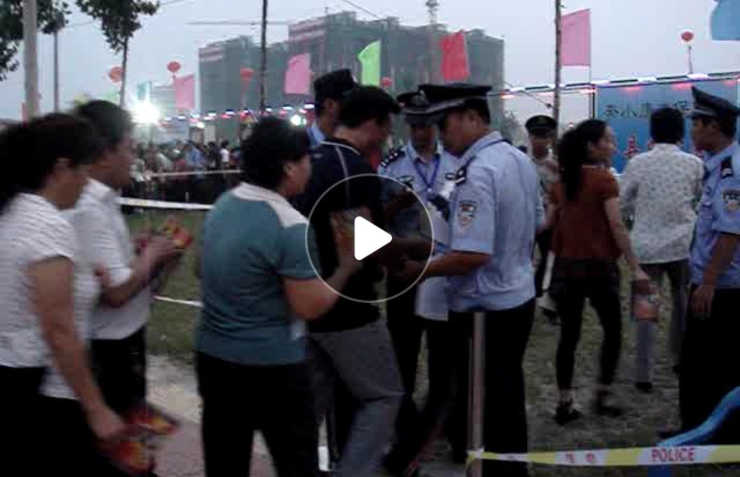 一場(chǎng)大型演唱會(huì)二維碼和芯片感應(yīng)檢票入場(chǎng)的現(xiàn)場(chǎng)對(duì)比